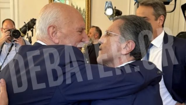 Η αναπάντεχη συνάντηση Παπαδάκη - Αυτιά μετά από πολλά χρόνια στο Μέγαρο Μαξίμου και η θερμή αγκαλιά: &quot;Σου οφείλω το ευ ζην&quot;