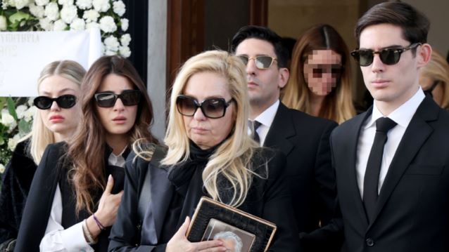 Η αντίδραση της Έλενας Μακρή όταν είδε τον Πέτρο Κωστόπουλο στην κηδεία του Αντώνη Λυμπέρη
