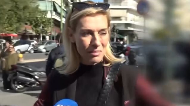 Εμφανώς ταραγμένη η Ζέτα Δούκα κατά την έξοδό της από την Ευελπίδων