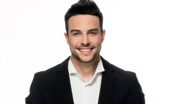 Αναβάλλεται η πρεμιέρα της θεατρικής παράστασης που συμμετέχει ο Άρης Μακρής - Σκέψεις αντικατάστασής του