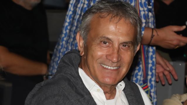 Σπάνια εμφάνιση του Γιώργου Νταλάρα με τα δύο εγγόνια του, Γιώργο και Φοίβο