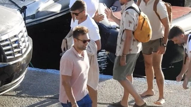 Διακοπές στη Μύκονο για τον Στέφανο Κασσελάκη &amp; τον Τάιλερ ΜακΜπεθ - Βίντεο