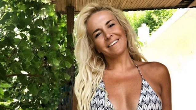 Μαρία Ανδρούτσου | Η 52χρονη ηθοποιός ποζάρει με μίνι outfit και εντυπωσιάζει με τα καλλίγραμμα πόδια της