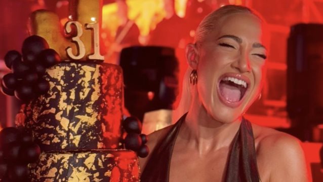 Γενέθλια για την Ιωάννα Τούνη! Το ξέφρενο πάρτι στον Νίκο Βέρτη και η τριώροφη τούρτα