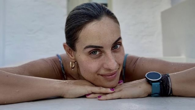 Η Ελεονώρα Μελέτη αγκαλιά με την κόρη της, Αλεξάνδρα στην παραλία