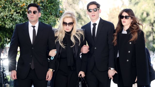 Το τελευταίο αντίο στον Αντώνη Λυμπέρη | Υποβασταζόμενη η σύζυγός του, Έλενα Μακρή