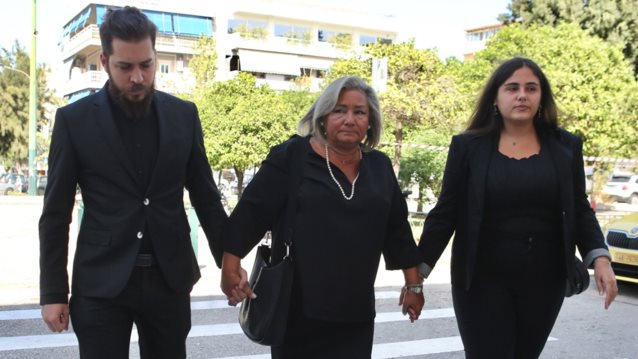 Το τελευταίο αντίο στον Μίμη Πλέσσα | Συντετριμμένες η Λουκίλα Καρρέρ και η κόρη του στο Α’ Νεκροταφείο