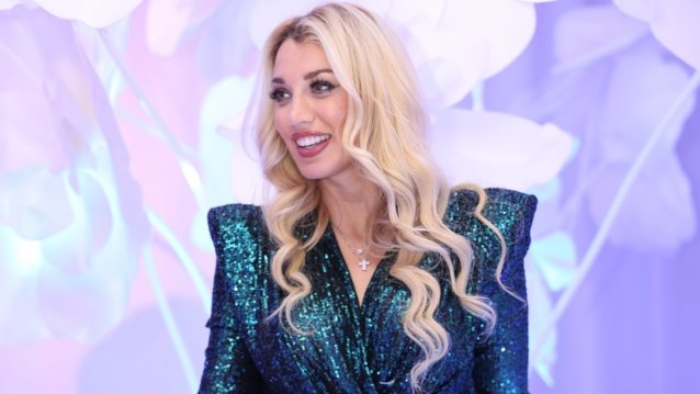 Η Κωνσταντίνα Σπυροπούλου σε καθημερινές στιγμές με τον γιο της στη Βουλιαγμένη