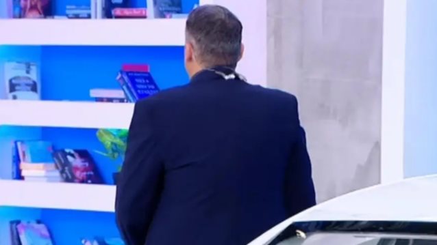 Απρόοπτο για τον Γιώργο Λιάγκα με το ανοικτό μικρόφωνο: &quot;Μη μιλάτε όλοι μαζί γ@@ω την πουτ@@α μου&quot;