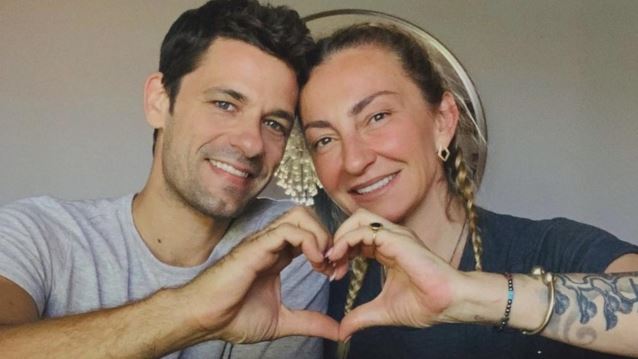 Η Ρούλα Ρέβη ποζάρει αγκαλιά με τον Αποστόλη Τότσικα στην Αφρική