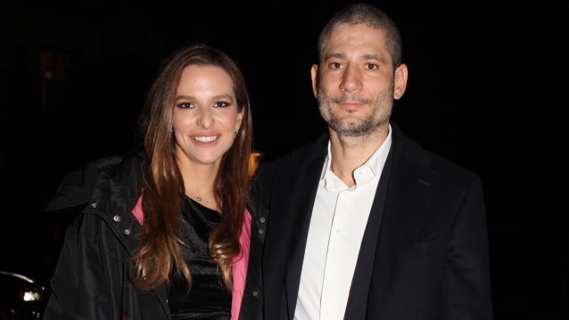 Η Εριέττα Κούρκουλου ποζάρει αγκαλιά με τον ενός μήνα γιο της