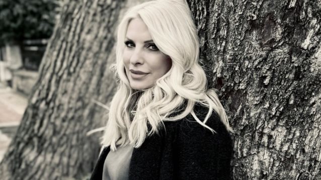 Η Ελένη Μενεγάκη ξανά στην χειμωνιάτικη Κηφισιά