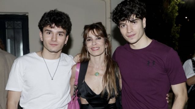 Η Μυρτώ Αλικάκη σε σπάνια βραδινή εμφάνιση με τους γιους της, Γιώργο και Δημήτρη