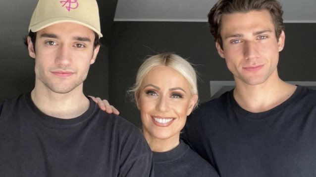 Οι κούκλοι γιοι της Μαρίας Μπακοδήμου, Νικήτας και Άρης στο γυμναστήριο με τον πατέρα τους