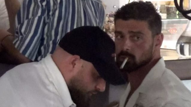 Ο Michele Morrone κάνει διακοπές στη Μύκονο και αναστατώνει τον γυναικείο πληθυσμό