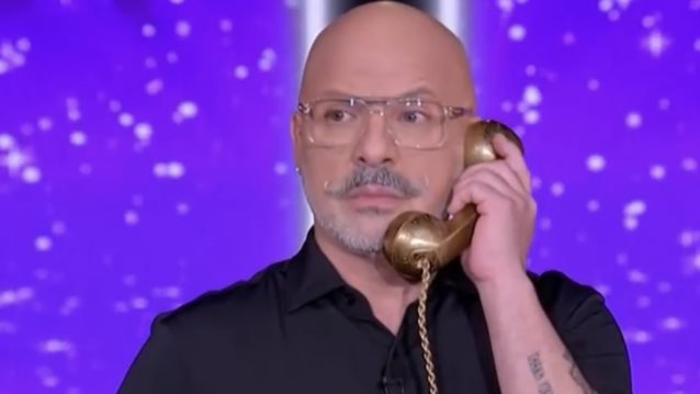 Άφωνος ο Νίκος Μουτσινάς με την τηλεφωνική παρέμβαση: &quot;Μου έχεις ανάψει φωτιές&quot;