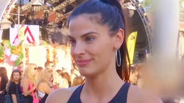 Χριστίνα Μπόμπα: &quot;Είναι η δουλειά μου να φωτογραφίζω και εσώρουχα και μαγιό&quot;