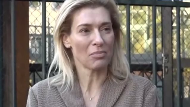 Εμφανώς δυσαρεστημένη η Ζέτα Δούκα κατά την έξοδό της από τα δικαστήρια