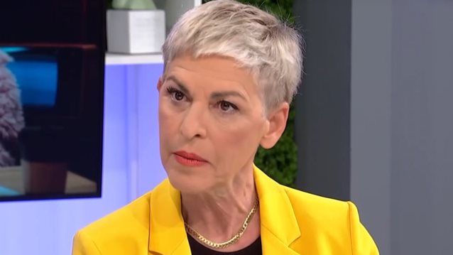 Ελένη Ψυχούλη: "Ανεβαίνει στη σκηνή κουτσός, κρέμονται οι πέτσες και δεν βγαίνει κανείς να πει τίποτα"