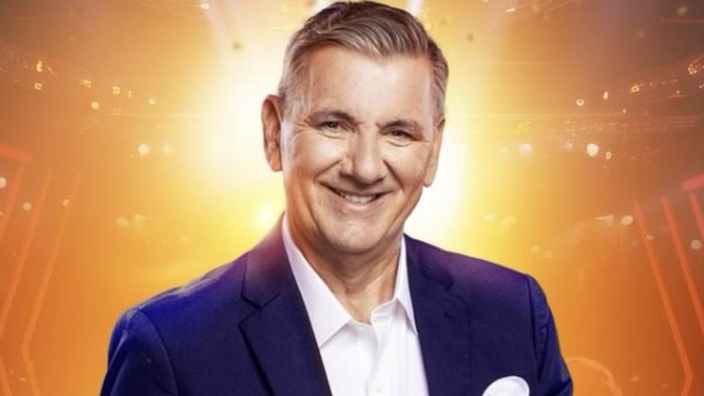 Η πρώτη φωτογραφία του Γιώργου Θαναηλάκη με το κόκκινο κουτί του &quot;Deal&quot;