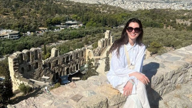 H Anne Hathaway ανεβάζει υπέροχες εικόνες από Ελλάδα στο instagram