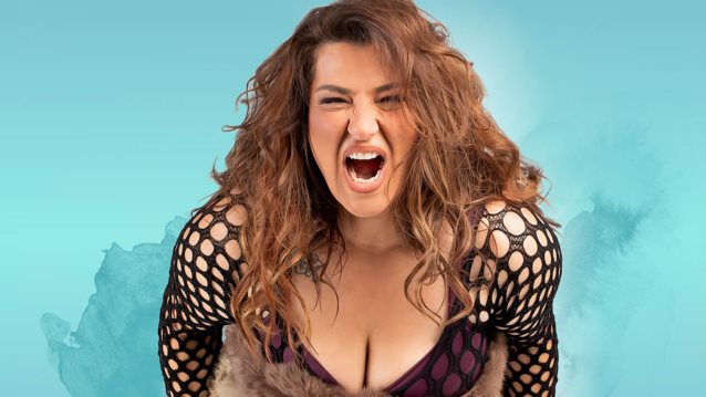 Η &quot;Cavewoman&quot; έρχεται στο Γυάλινο Μουσικό Θέατρο με την Κατερίνα Ζαρίφη