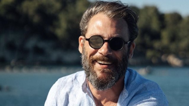 Αντίνοος Αλμπάνης: &quot;Κι όταν δεν αντέχεις άλλο, να αντέχεις&quot;