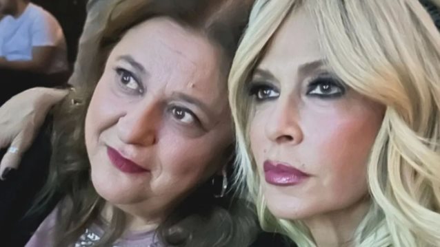 Το τσιφτετέλι της Ελισάβετ Κωνσταντινίδου στην Άννα Βίσση πάνω στο τραπέζι των παικτών του Ολυμπιακού