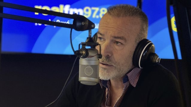 Ο Νίκος Μπογιόπουλος απάντησε μετά τις αντιδράσεις για τον Γιώργο Νταλάρα: "Βρέθηκε απέναντι στις κρεατομηχανές"