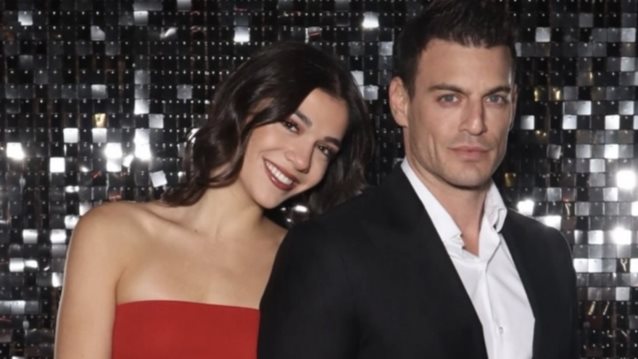 Η Μελίνα Νικολαΐδη φωτογραφίζει τον Δημήτρη Φιντιρίκο στον εντυπωσιακό κήπο του σπιτιού του στη Βούλα