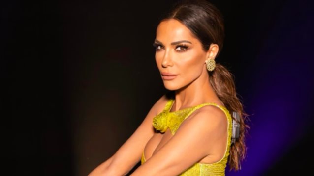 Η Δέσποινα Βανδή με denim βερμούδα και τα παπούτσια της σεζόν