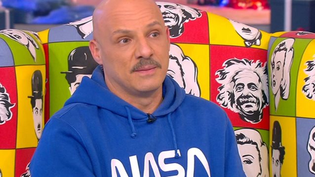 Ο Νίκος Μουτσινάς σε ρεσιτάλ ατάκας: &quot;Η μάνα μου ήταν dealer&quot;