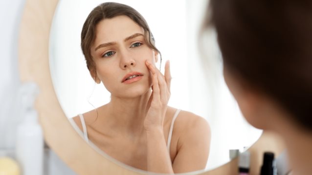 3 λόγοι που τα μαύρα στίγματα επιμένουν στην επιδερμίδα σου