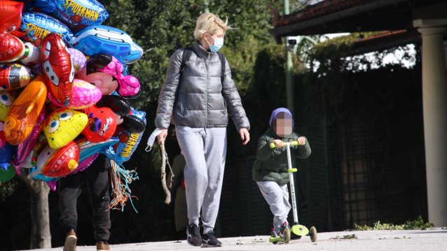 Η Σία Κοσιώνη σε καθημερινές στιγμές με τον μικρό Δήμο