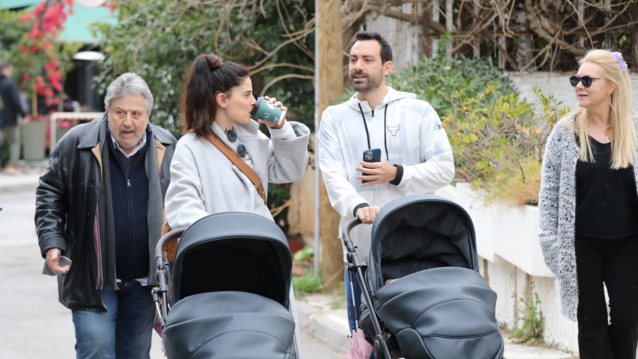 Ο Σάκης Τανιμανίδης &amp; η Χριστίνα Μπόμπα στην πιο #FamilyGoal βόλτα με τους παππούδες και τις δίδυμες