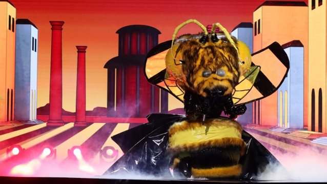&quot;The Masked Singer&quot; | Η &quot;Μέλισσα&quot; αποχώρησε - Δεν φαντάζεσαι ποιος κρύβεται πίσω από τη μάσκα
