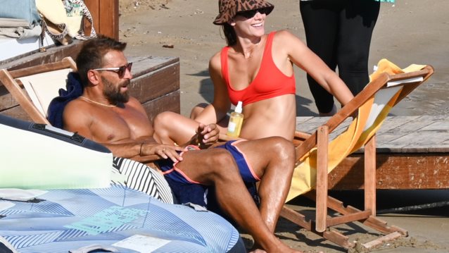 Ο Γιάννης Μαρακάκης με τη Νίκη θωμοπούλου σε στιγμές δροσιάς με την κόρη τους