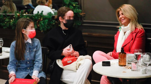 H Ζήνα Κουτσελίνη με την κόρη της και τη βαφτιστήρα της στο Golden Hall