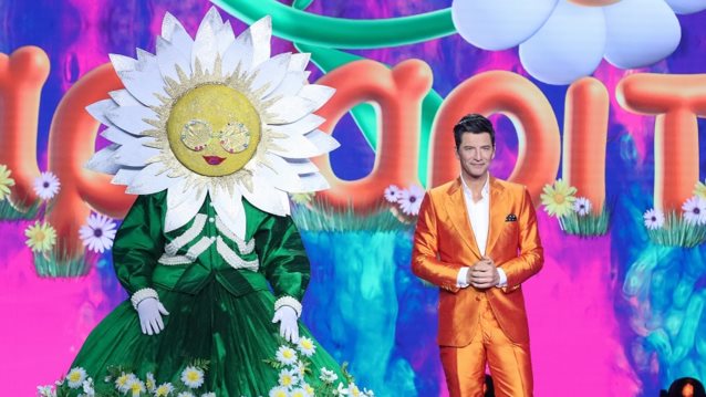 "The Masked Singer" | Η "Μαργαρίτα" ανέβηκε για πρώτη φορά στη σκηνή  - Δείτε την εντυπωσιακή εμφάνιση