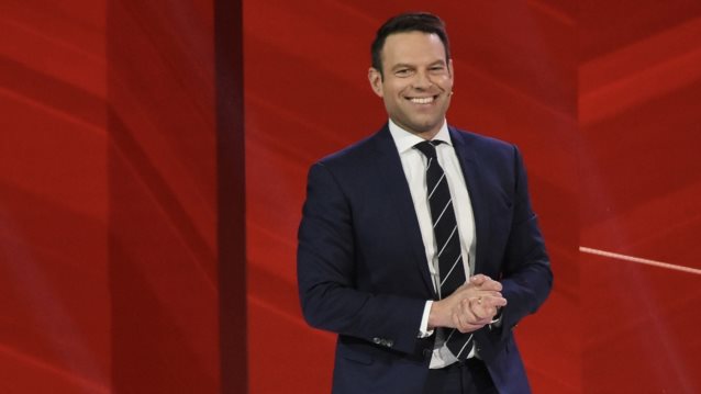 Ο Στέφανος Κασσελάκης ανοίγει για πρώτη φορά το σπίτι του στον Νίκο Ευαγγελάτο