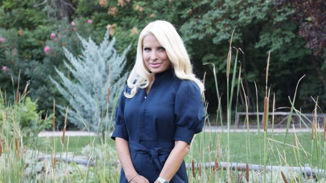 Η Ελένη Μενεγάκη φόρεσε το Marks &amp; Spencer φόρεμα στην πιο hot απόχρωση του φθινοπώρου