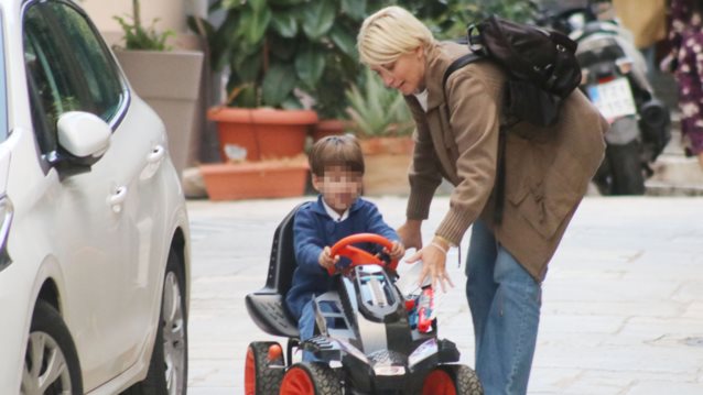 Σία Κοσιώνη | Χαλαρή βόλτα με τον γιο της