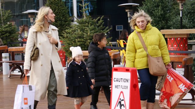 Η Ελεονώρα Μελέτη σε χαλαρές οικογενειακές στιγμές με τη μητέρα της και την κόρη της