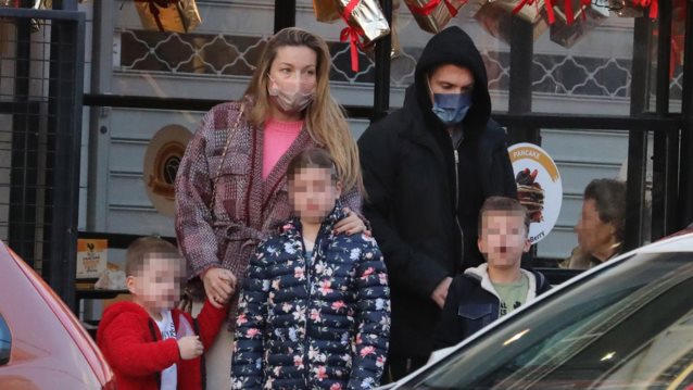 Μαριέττα Χρουσαλά &amp; Λέων Πατίτσας σε σπάνια οικογενειακά στιγμιότυπα στη Γλυφάδα