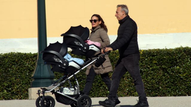 Οικογενειακές στιγμές με τα δίδυμα για την Όλγα Κεφαλογιάννη και τον Μίνωα Μάτσα