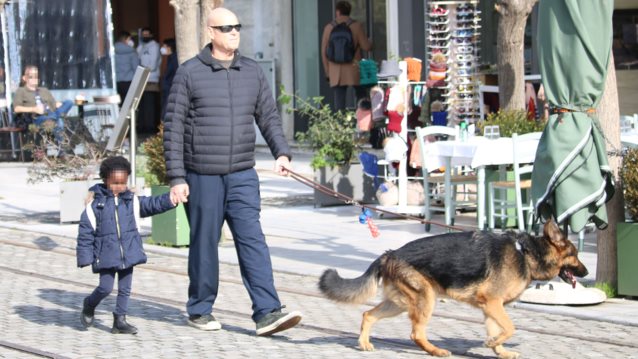 Ο Τζώνη Καλημέρης χέρι-χέρι με τη μικρή Ada στην Πλάκα