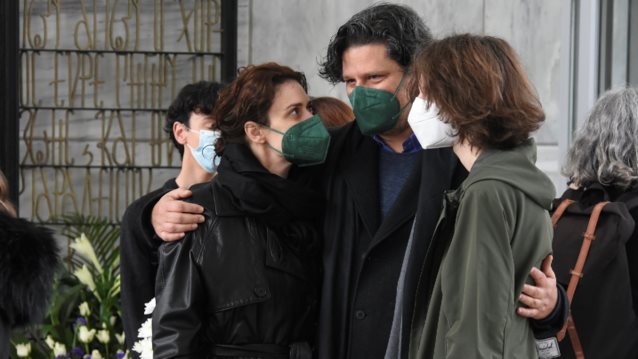 Ο Λευτέρης Χαρίτος αποχαιρέτησε τον μπαμπά του – Στο πλευρό του η Μαρκέλλα Γιαννάτου