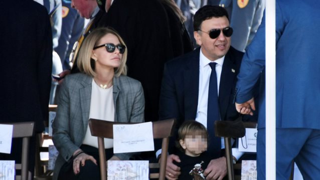 Τζένη Μπαλατσινού - Βασίλης Κικίλιας | Μαζί με τον μικρό Παναγιώτη-Αντώνιο στη στρατιωτική παρέλαση της 25ης Μαρτίου