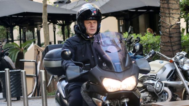 O Απόστολος Γκλέτσος σε σπάνια δημόσια εμφάνιση με τη μηχανή του