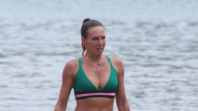 Εβελίνα Παπούλια | Πιο εντυπωσιακή από ποτέ στη παραλία